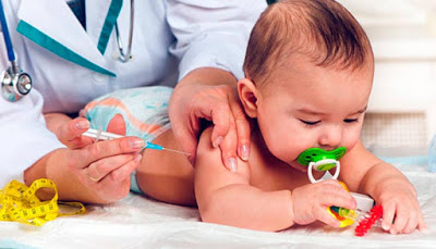 bebe recebendo vacina