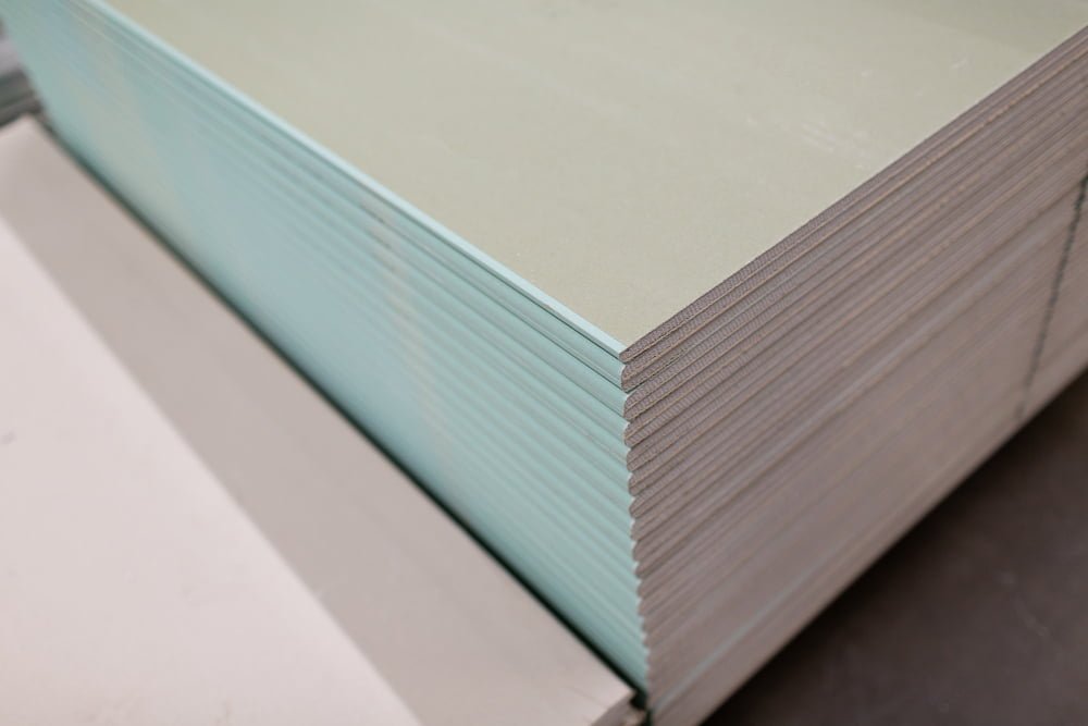 Drywall: o que é e como usar? 4 pallet with drywall sheets plasterboard building warehouse store 2