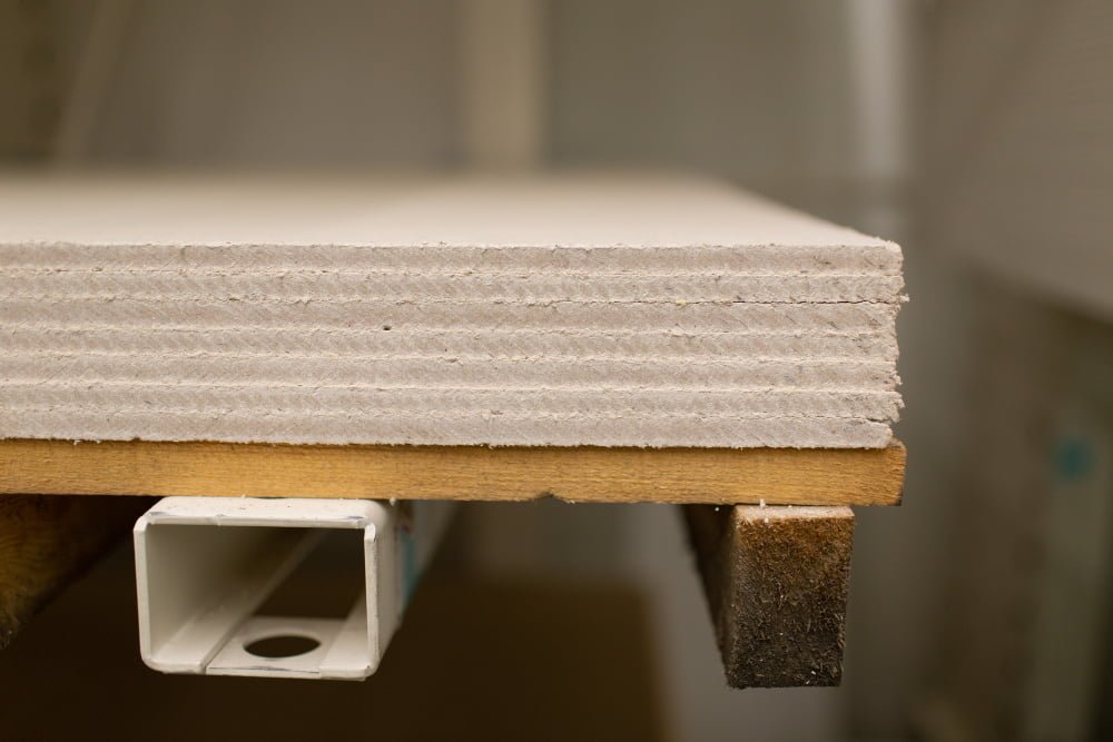 Drywall: o que é e como usar? 5 pallet with drywall sheets plasterboard building warehouse store 3