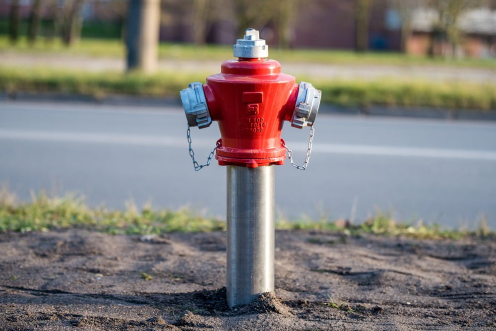 Hidrantes: como funcionam no incêndio? 2 red fire hydrant city street fire hidrant emergency fire access