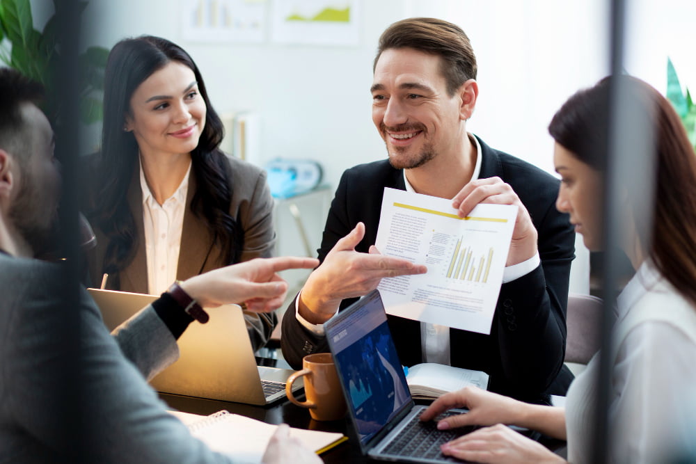 Comunicação empresarial e marketing: como obter melhores resultados 2 fechar as pessoas que trabalham em equipe