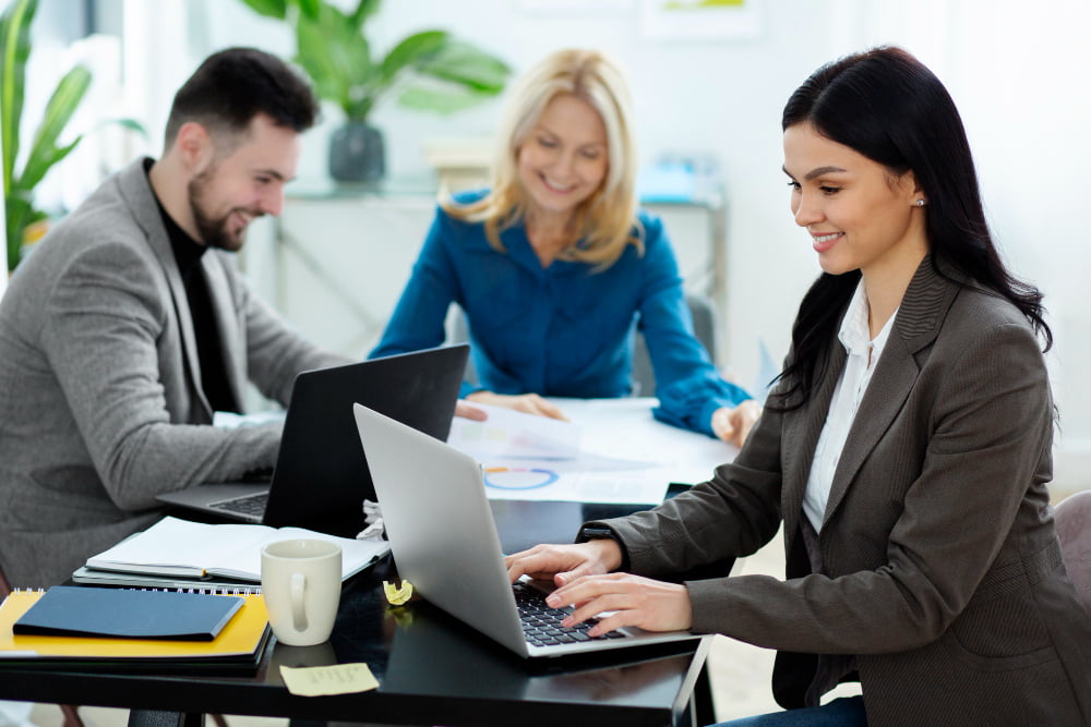 Comunicação empresarial e marketing: como obter melhores resultados 3 tiro medio pessoas felizes trabalhando