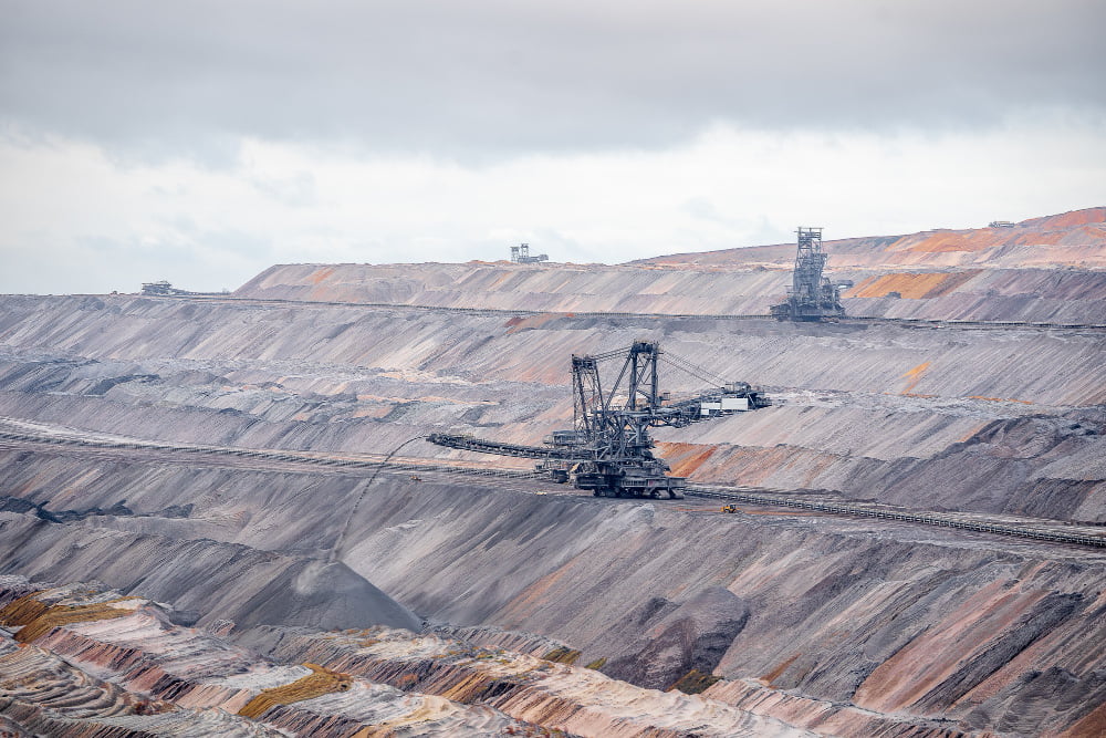 Do Solo à Siderurgia: O Ciclo da Mineração de Ferro 1 Do Solo à Siderurgia: O Ciclo da Mineração de Ferro