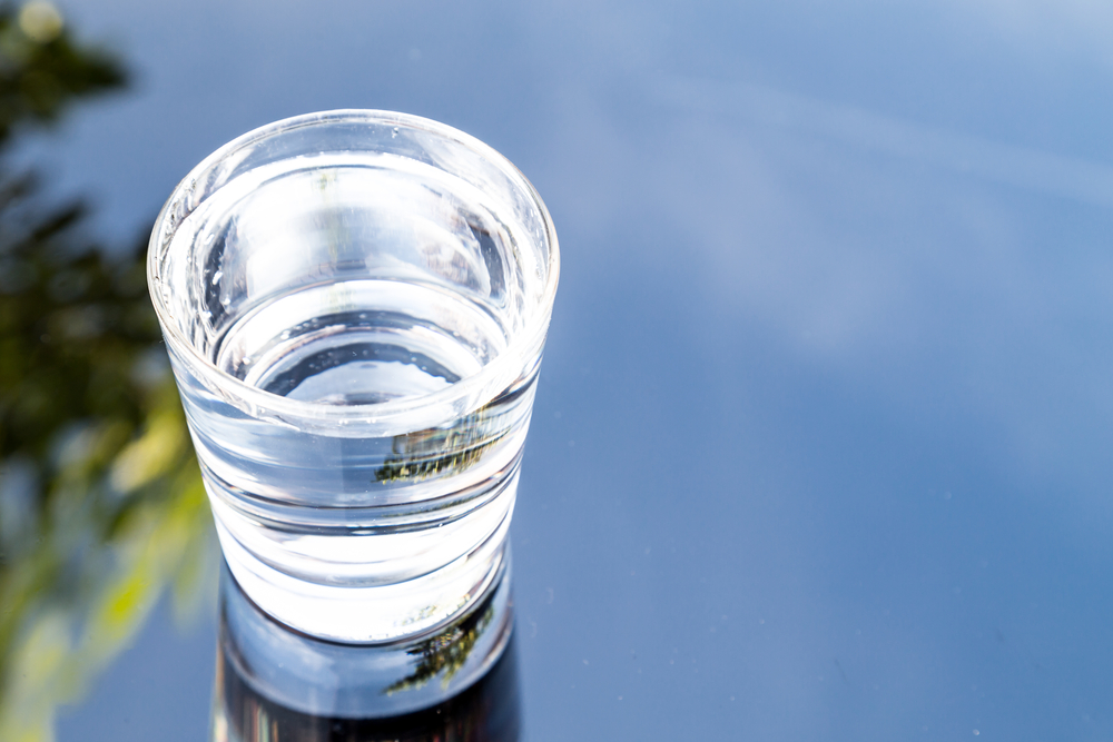 benefícios da agua alcalina