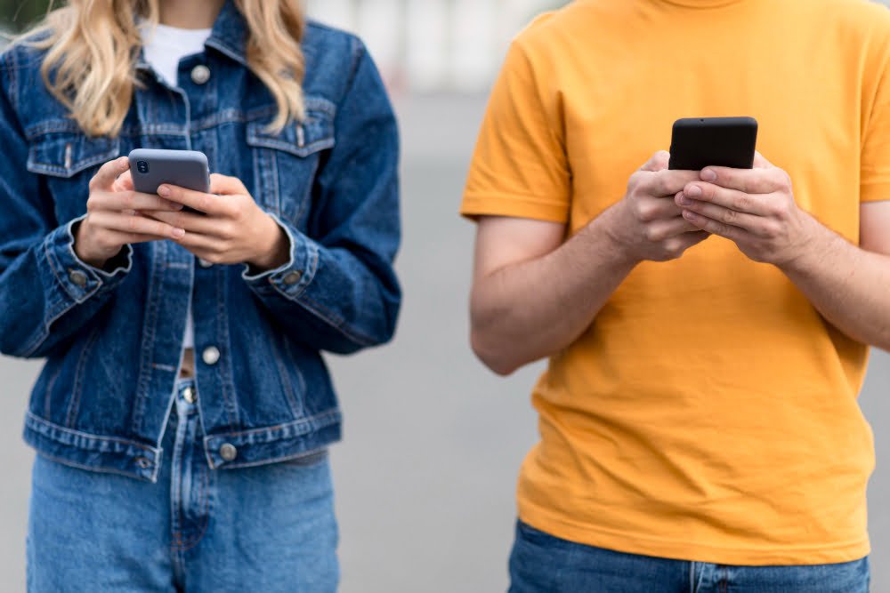 pessoas usando telefones celulares