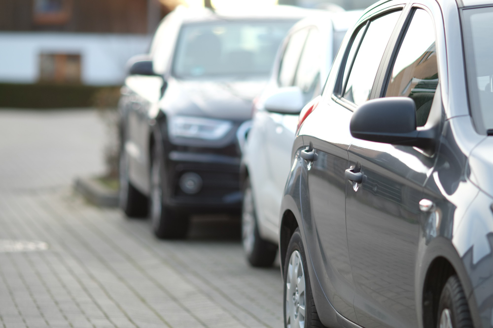 Cupons de desconto para aluguel de carros: economize em suas viagens 3 carros estacionados