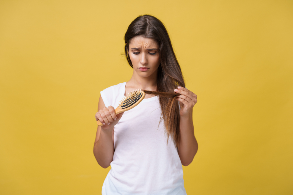 Cuidados com os cabelos lisos: como manter brilho? 2 frizz no cabelo liso